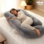 ⁦وسادة حمل على شكل حرف J من Mooli Mom – مخملية – رمادي⁩ - الصورة ⁦6⁩