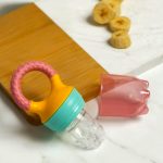 ⁦Wee Baby Fruit Feeder (6M+) - Safe Baby Food Nibbler & Teething Soother⁩ - الصورة ⁦5⁩
