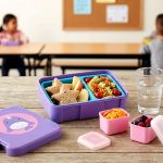 ⁦SkipHop Spark Style Bento School Lunch Box For Kids – Narwhal – Age 3+⁩ - الصورة ⁦3⁩