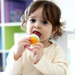 ⁦Wee Baby Fruit Feeder (6M+) - Safe Baby Food Nibbler & Teething Soother⁩ - الصورة ⁦7⁩