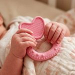 ⁦Wee Baby Heart Silicone Teether (4M+) – Soft BPA-Free Gum Soother For Babies⁩ - الصورة ⁦2⁩