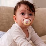 ⁦Wee Baby Orthodontic Soother Safari - 6-18m - Pink⁩ - الصورة ⁦3⁩