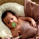 ⁦Wee Baby Round Teat Soother Cool 6-18m - Green⁩ - الصورة ⁦3⁩