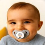 ⁦Wee Baby Orthodontic Soother Safari - 6-18m - Gray⁩ - الصورة ⁦3⁩