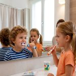 ⁦Chicco Toothbrush 3-8 years 2 pcs - Blue and Orange⁩ - الصورة ⁦6⁩